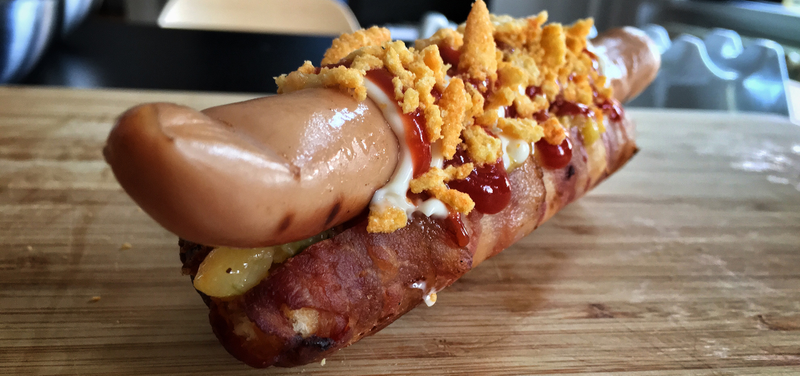 Illustration for article titled This is how you make the world’s best hot dog - with lots of bacon